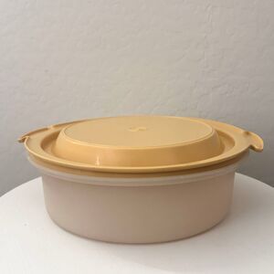 Vintage Tupperware Round Pie or Cake Carrier